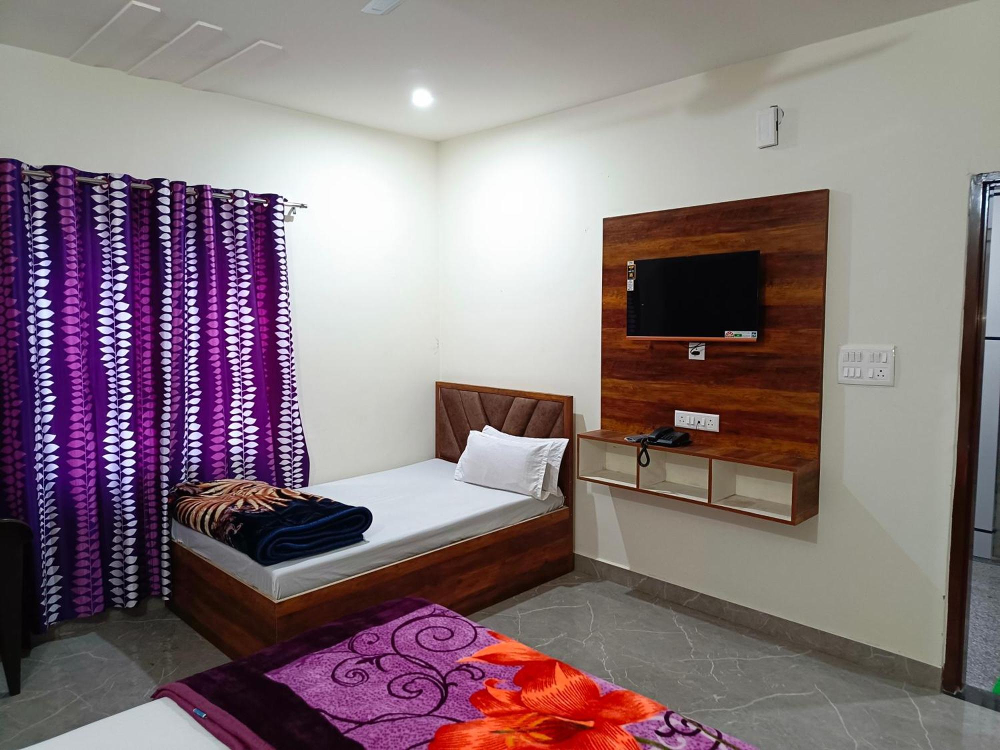 Shri Girraj Residency Hotel Mathura Ngoại thất bức ảnh