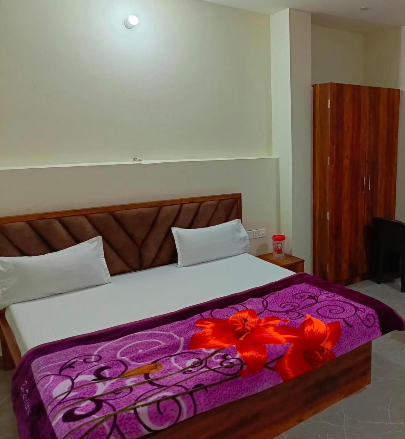 Shri Girraj Residency Hotel Mathura Ngoại thất bức ảnh